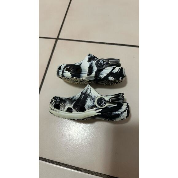 Crocs toddler C6 black and white shoes - Picture 9 of 11